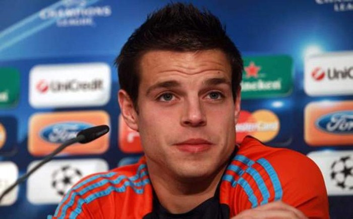 4. Những thủ tục chuyển nhượng hậu vệ phải Cesar Azpilicueta của Marseille tới Chelsea đã sắp được hoàn tất, và Cesar đã nói lời chia tay với đội bóng thành phố Cảng để tới London kiểm tra y tế và ký kết hợp đồng. Mức phí chuyển nhượng mà Marseille nhận từ Chelsea là 7.9 triệu bảng cho hậu vệ 22 tuổi, người được đưa tới Stamford Bridge nhằm giúp Branislav Ivanovic đỡ phải đá hậu vệ phải.